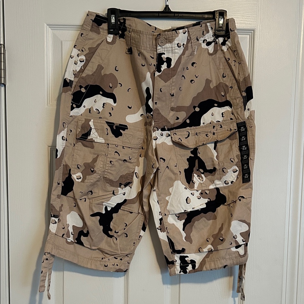 Sean John Tan and Black Cargo Shorts